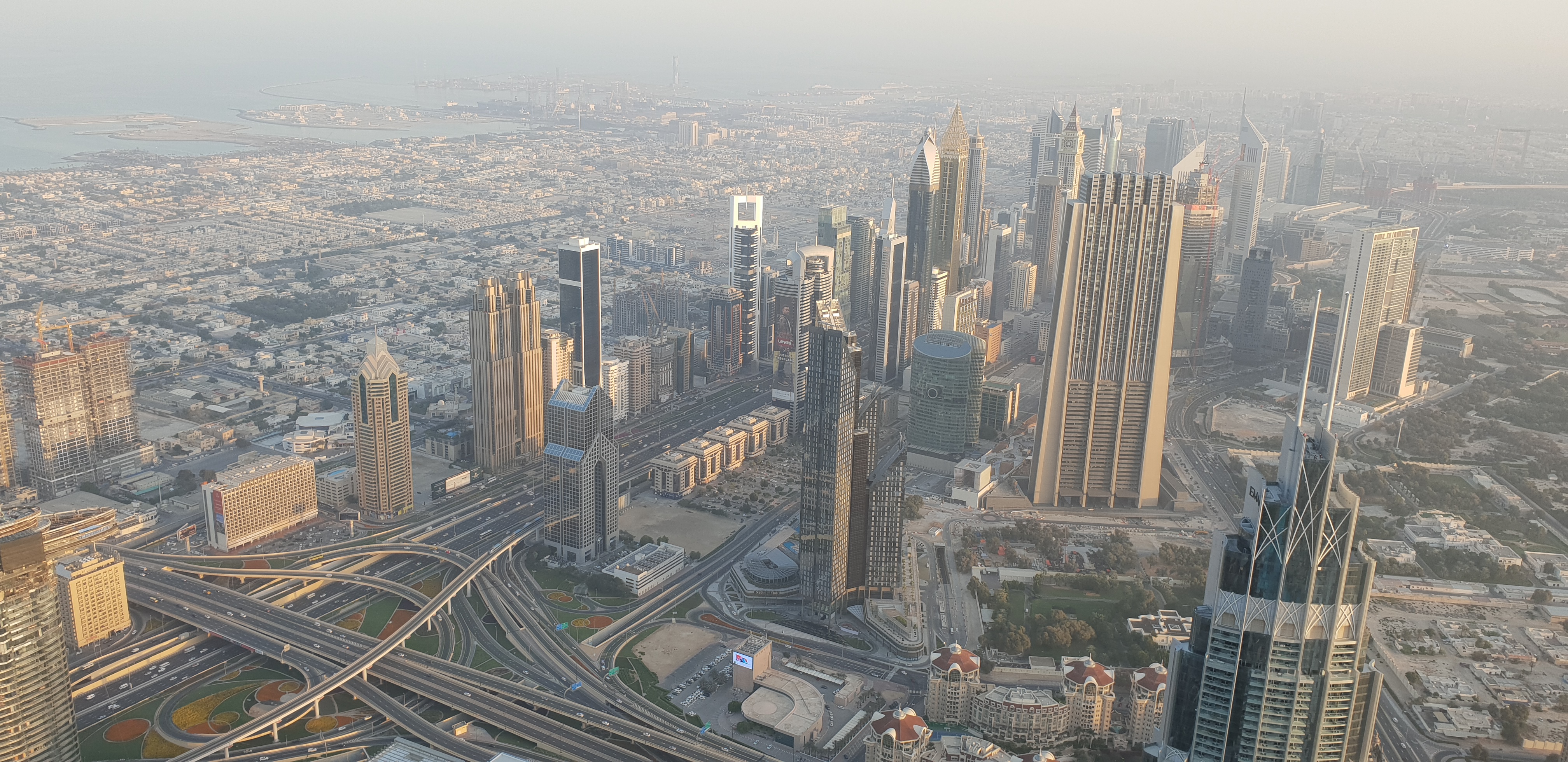 Výhled na moderní centrum Dubaje z Burj Khalifa